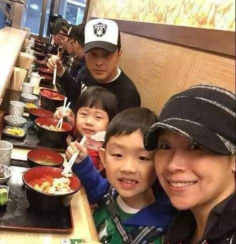 他做演员薪水比服务员低，过度劳累生病住院，53岁仍面如冠玉