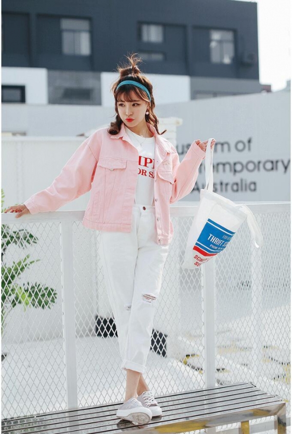 粉色毛呢大衣配什么颜色裤子好看,粉色衬衫搭配什么颜色的裤子好看