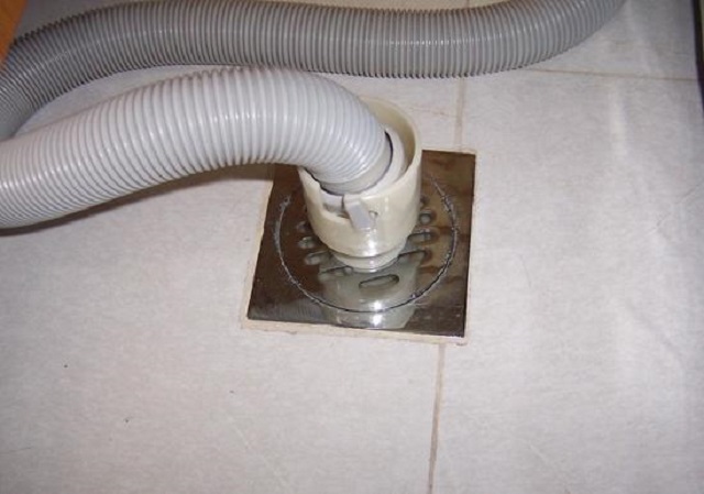 洗衣机地漏冒了一节出来,为什么洗衣机地漏里老有水