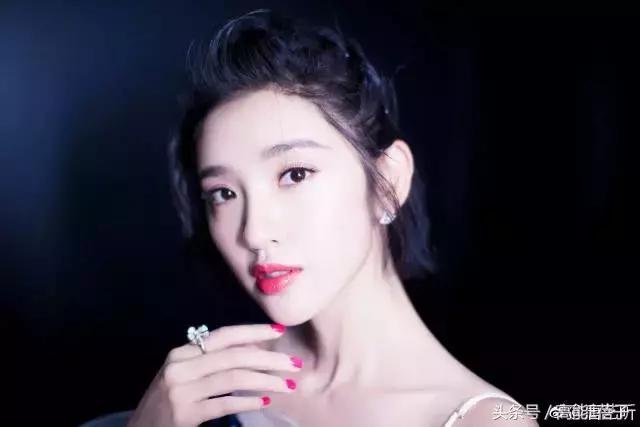 国庆要去浪？周冬雨刘亦菲等女星开包，10件单品斗赢票圈不会输