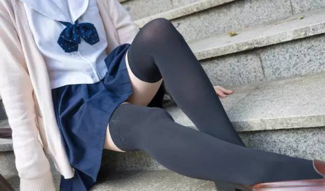 绝对领域的福利：过膝袜与短裙之间的那一抹暖色