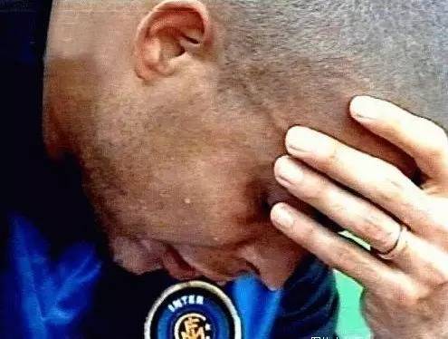 足球迎来了一个最让人遗憾的告别,足球那些感人的事