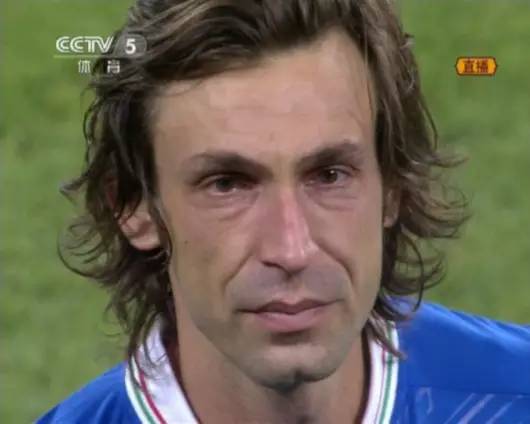 足球迎来了一个最让人遗憾的告别,足球那些感人的事