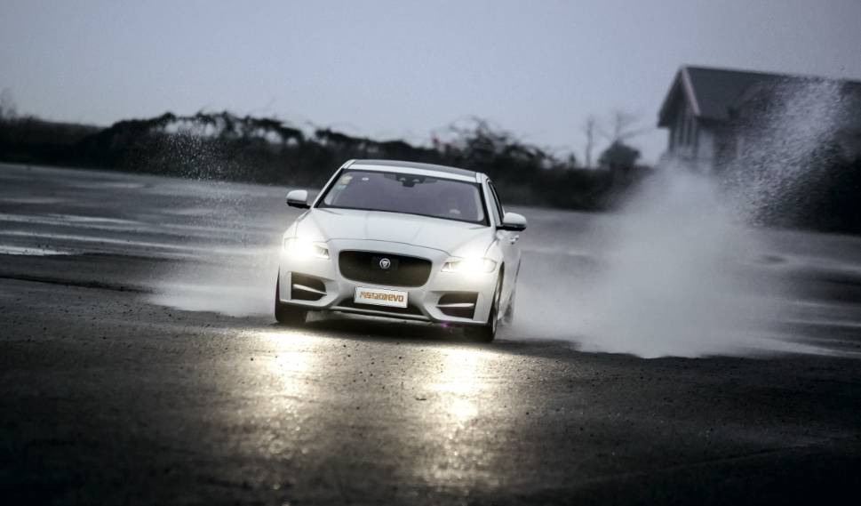 捷豹xf2021款试驾,捷豹xf银色第三视角试驾