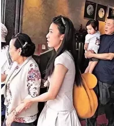 她比邓文迪更甄嬛，嫁大29岁重病富商，从狗仔逆袭为香港女首富