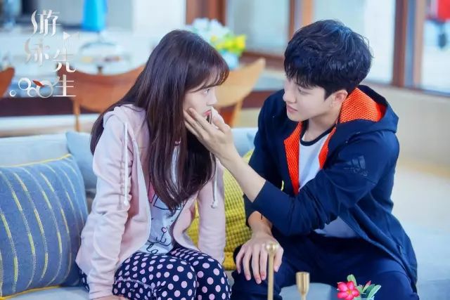 Mike秀人鱼线大长腿,还要撩鞠婧祎,这是励志版“蓝色大海”