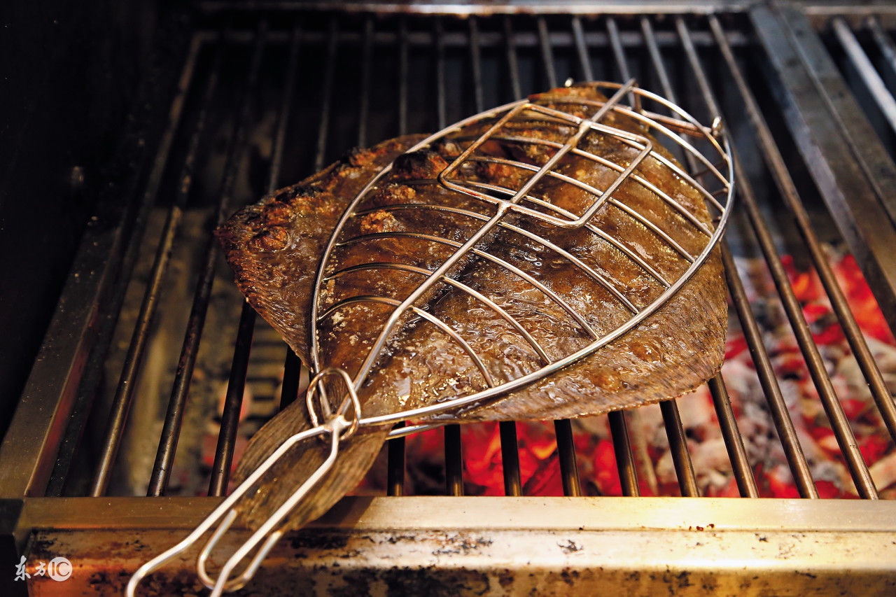 男子拔刺,鱼刺扎进舌头该怎么取出