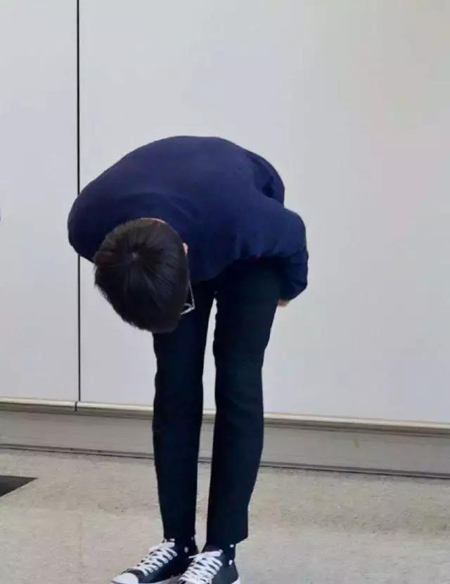 小细节大文明画报,礼仪鞠躬礼的正确姿势