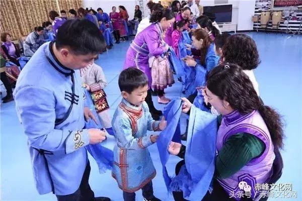 献哈达是蒙古族最高的礼仪吗,蒙古族献哈达的正确姿势