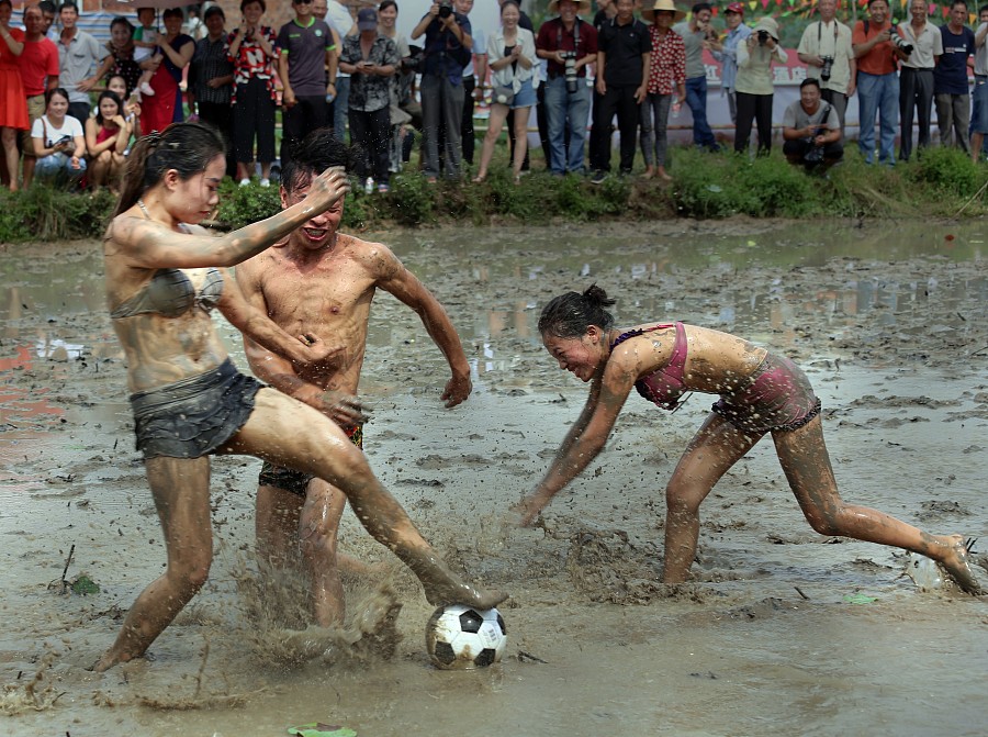 男女足球对抗比赛视频,泥地足球赛男女混战