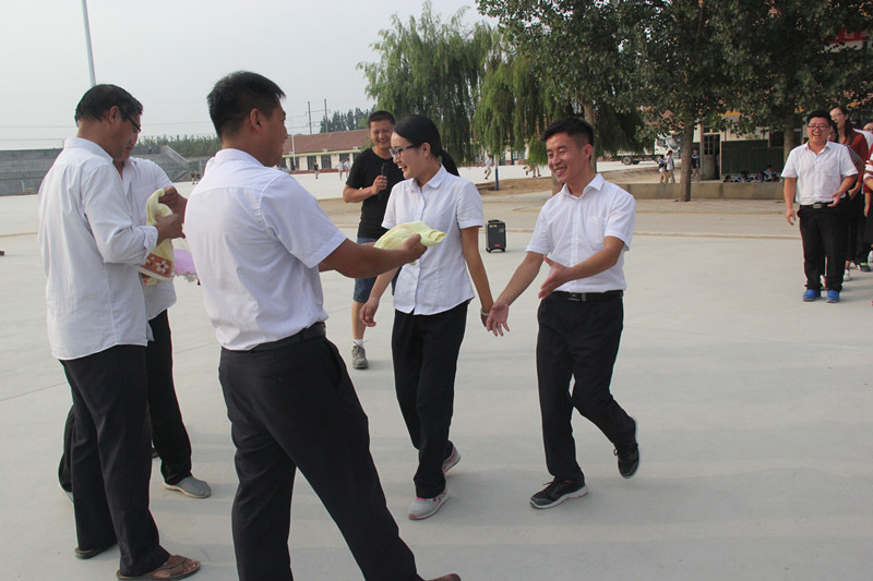 校园抱腿跑比赛,三溪初中运动会跑步比赛