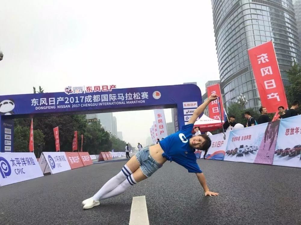 马路中间一抹红，初看还以为是足球宝贝呢，瑜伽练得真好