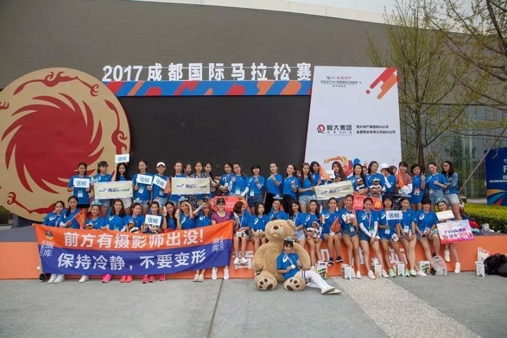 马路中间一抹红，初看还以为是足球宝贝呢，瑜伽练得真好