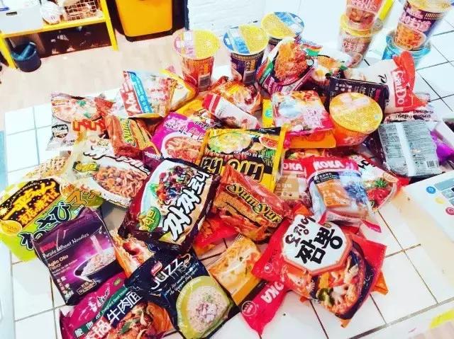 兼职在公司楼下开方便面馆,这可能是文艺青年离开店最近的一次