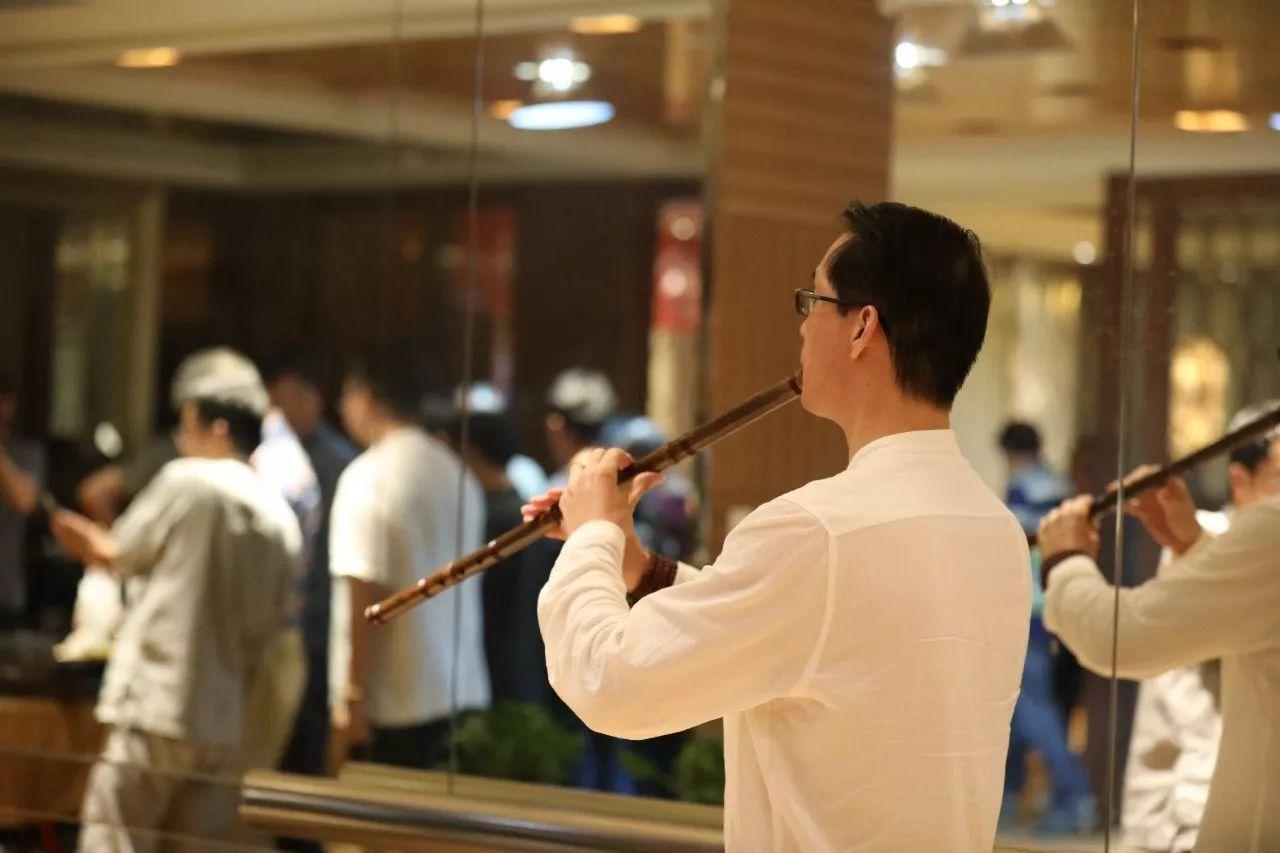 金风送爽同邀月下联,金风送爽迎中秋