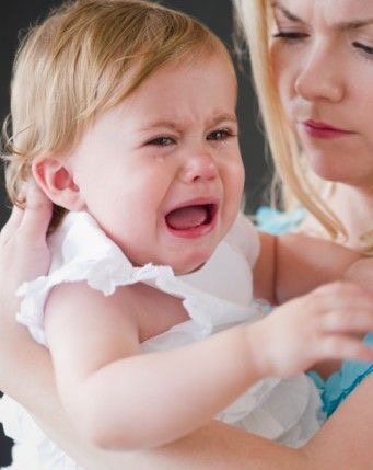 宝宝坠床侧脑破了,宝宝坠床磕起大包