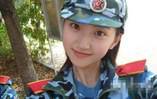 军训检验颜值：娜扎素颜令人惊艳王俊凯晒黑帅气不减