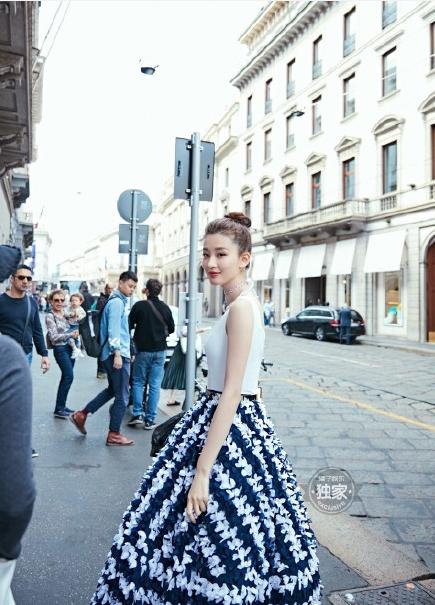 迪丽热巴走秀乔欣身穿红色抹胸裙,迪丽热巴杨幂唐嫣乔欣红毯秀