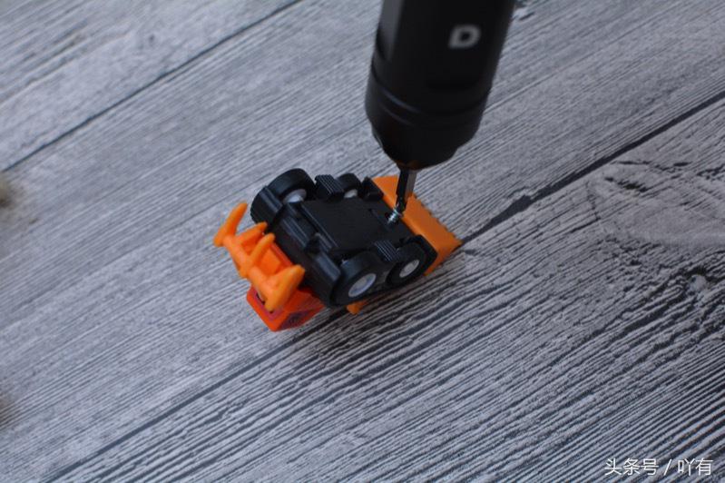 不用螺丝刀如何取下手机的螺丝,不用螺丝刀怎么拆卸手机螺丝