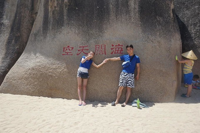 在三亚的沙滩上晒太阳,三亚海边晒太阳