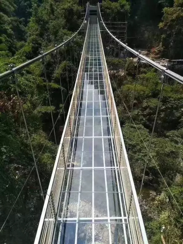 惊险刺激的炸裂玻璃栈道,吓尿玻璃桥视频