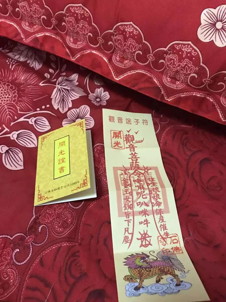我和老公结婚一年多没孩子，婆婆偷偷在床头塞了求子符……