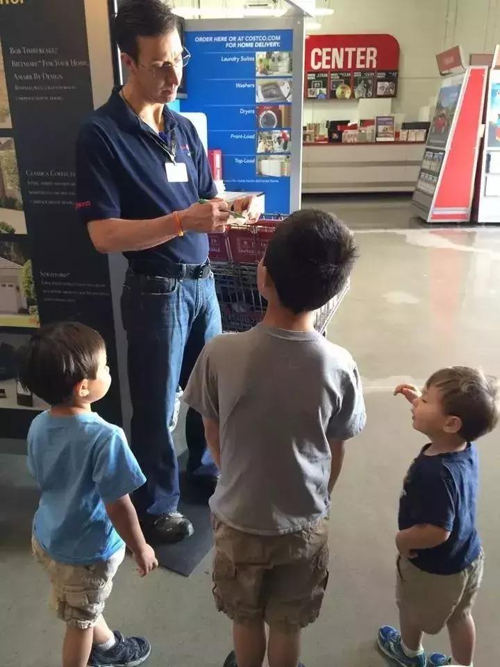 他是一名超市检票员,却依靠神奇画风,给大家带来快乐