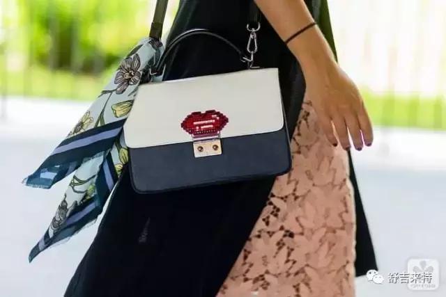 怎么防止包包油边磨损缠丝巾,如何用丝巾遮挡包包的损坏