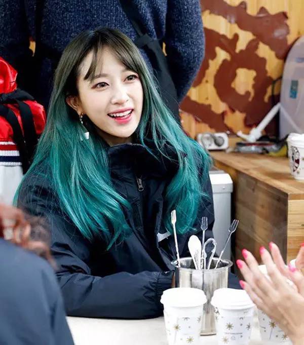 发色2022年女,适合淡颜的韩系发色