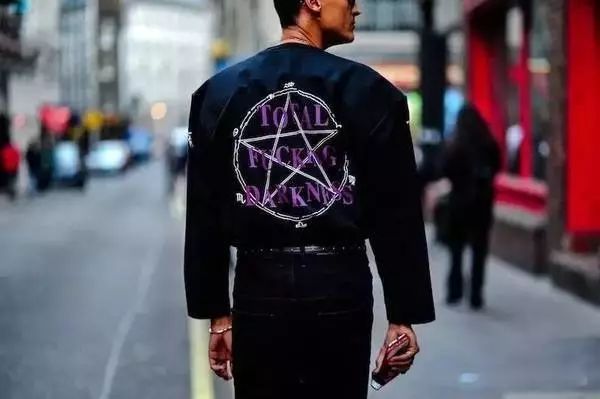 你盲目的对各大潮牌如数家珍，却不知在别人眼里你只是FUCCBOI