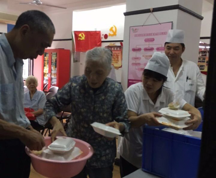 中秋情暖老人心志愿者走进敬老院,情暖夕阳关爱老人志愿者活动