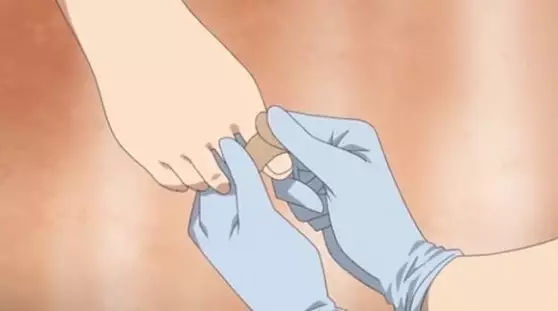 后背有灰指甲怎么办,脚上刚跑出来的黑指甲怎么处理