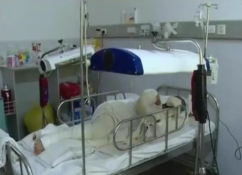 身怀9个月孕妈意外遭遇火灾,舍身跳进池塘,保护肚子里的孩子