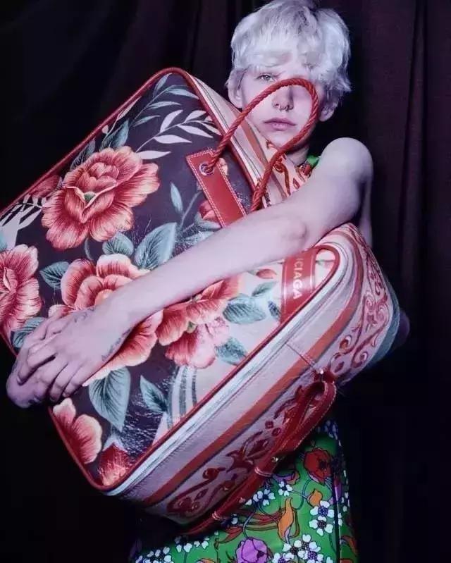 巴黎世家一万多的短裤,巴黎世家工作服卖多少钱