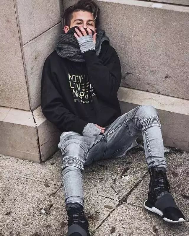 你盲目的对各大潮牌如数家珍，却不知在别人眼里你只是FUCCBOI