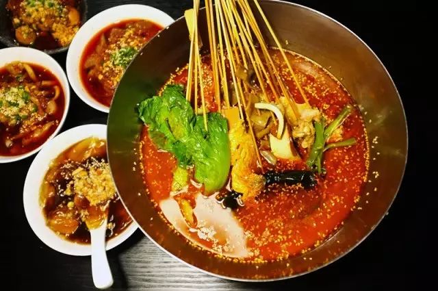 海归老板放弃百万年薪，怒倒600份汤底为找纯正的成都串串味道