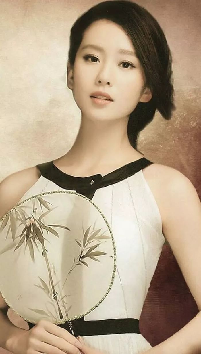 一条颈纹老十岁教你一招淡化,年纪小就有一条很深的颈纹