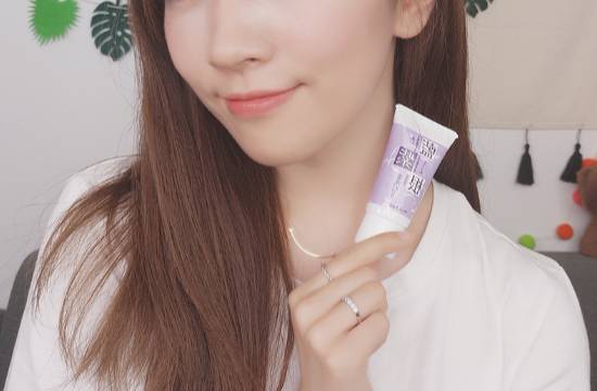 一条颈纹老十岁教你一招淡化,年纪小就有一条很深的颈纹