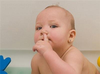 如何清理新生儿鼻腔鼻涕,新生儿鼻塞如何清理鼻腔分泌物