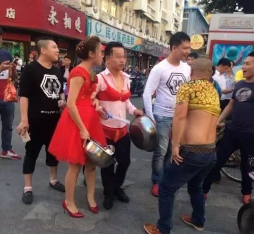 柳岩婚礼被戏弄视频,柳岩在包贝尔婚礼上的遭遇