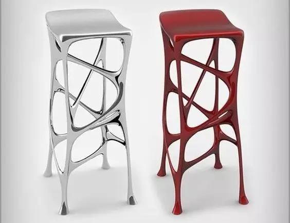 身处边缘，她以无与伦比的才华勤奋个性，勇敢地活出了自己