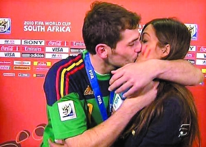 足球队高峰的妻子,足球高峰的老婆是谁