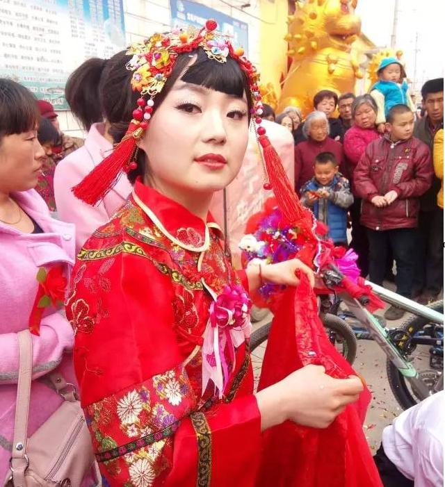 东阿小伙结婚,淮南小伙骑自行车接亲