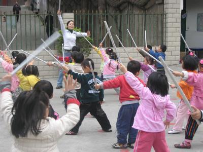 幼儿园自制体育器械有哪些,幼儿园自制户外体育器械手脚并用