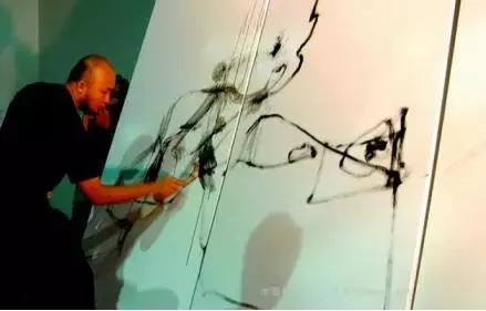 当红蜘蛛遇上汉字艺术家濮列平，瓷砖从此能与人心共鸣