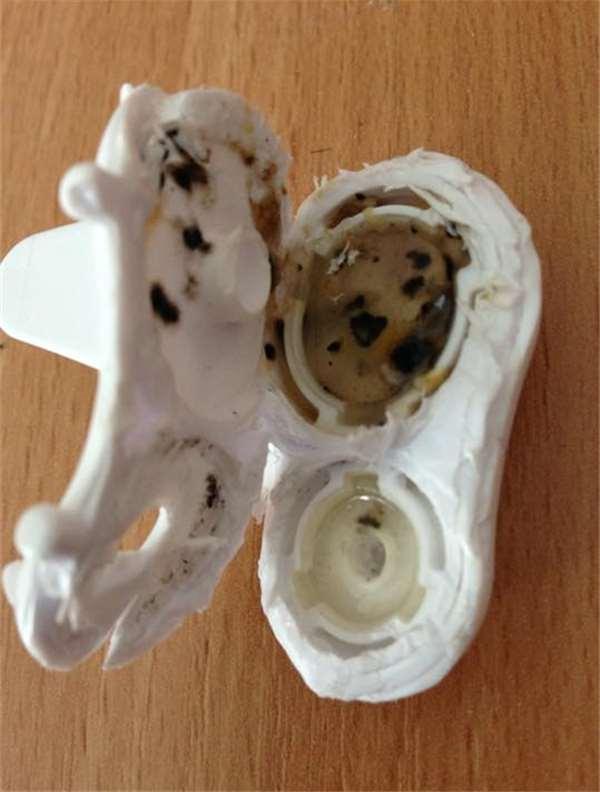 妈妈搞不懂宝宝经常生病的原因，没想到撬开奶瓶吸嘴后下一秒惊呆