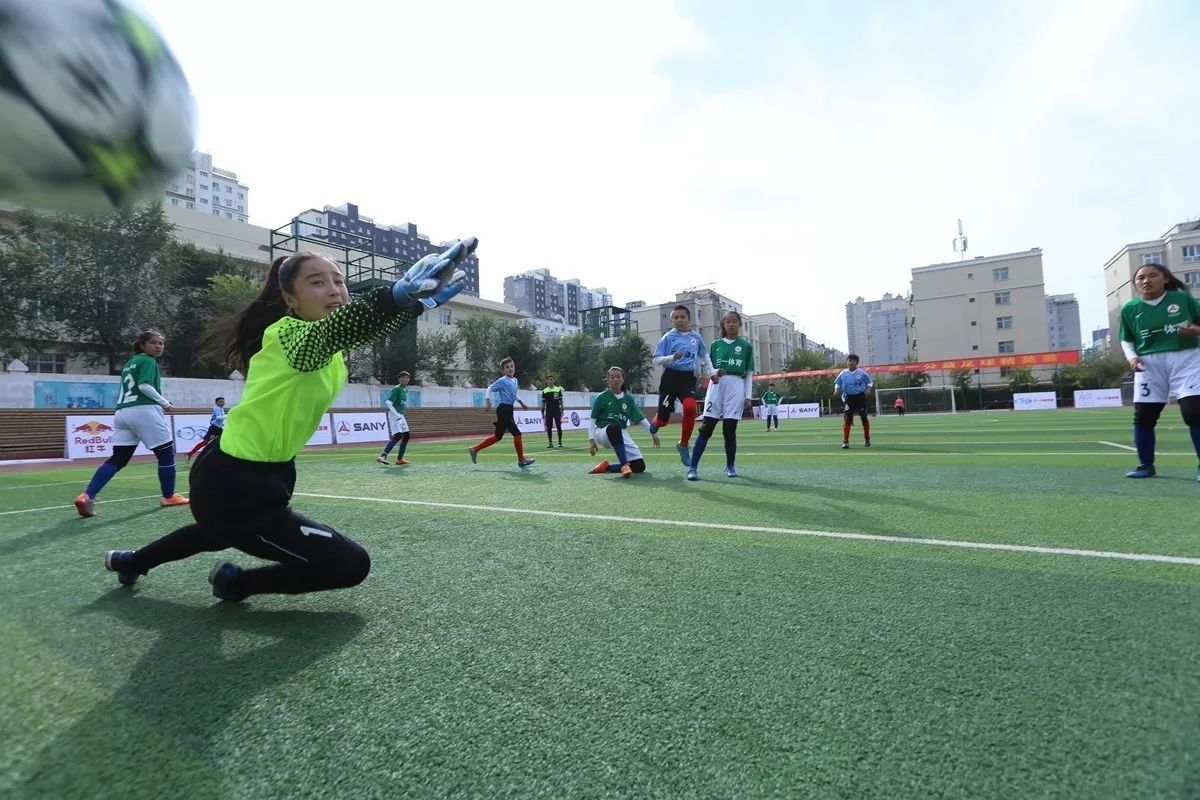 *疆新**校园足球涌现出美女门神素颜不输迪丽热巴赛场不惧男足小将