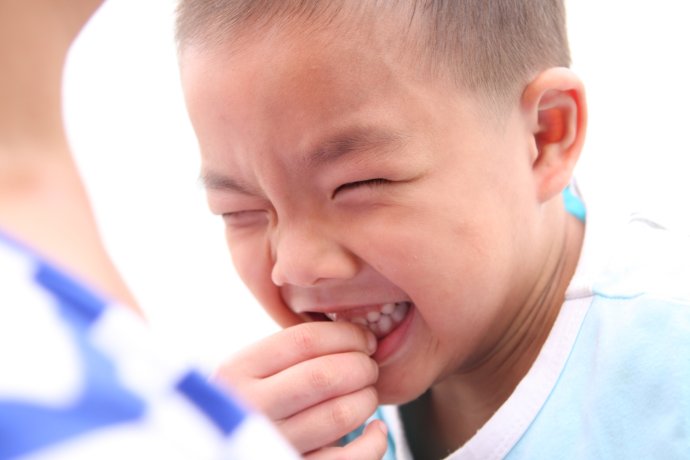 1岁孩子不喜欢穿鞋怎么教育,孩子不愿穿衣穿鞋怎么办