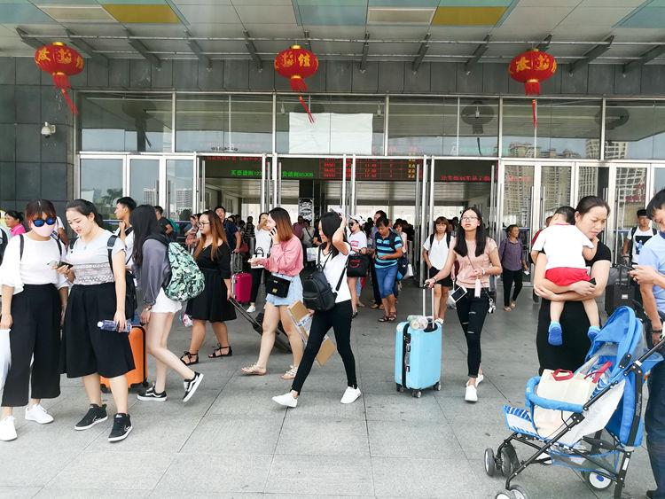 国庆最后一天的北海车站，火车站挤死人，汽车站空寥寥