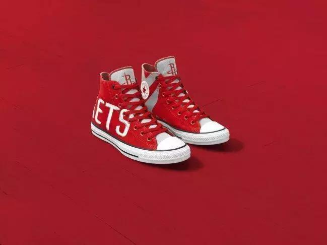 我的天,匡威居然把球衣裁开做了鞋面!